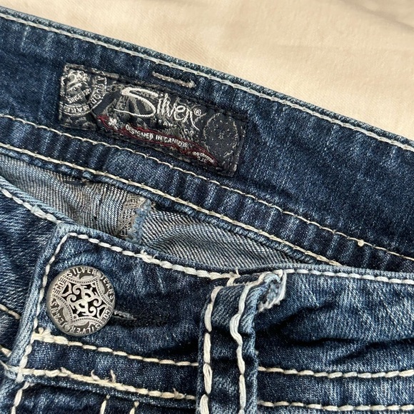 👖🤠 SILVER JEANS Co. Suki Bootcut Jeans | Dark Wash Distressed Curvy Sz 4 - Picture 3 of 6